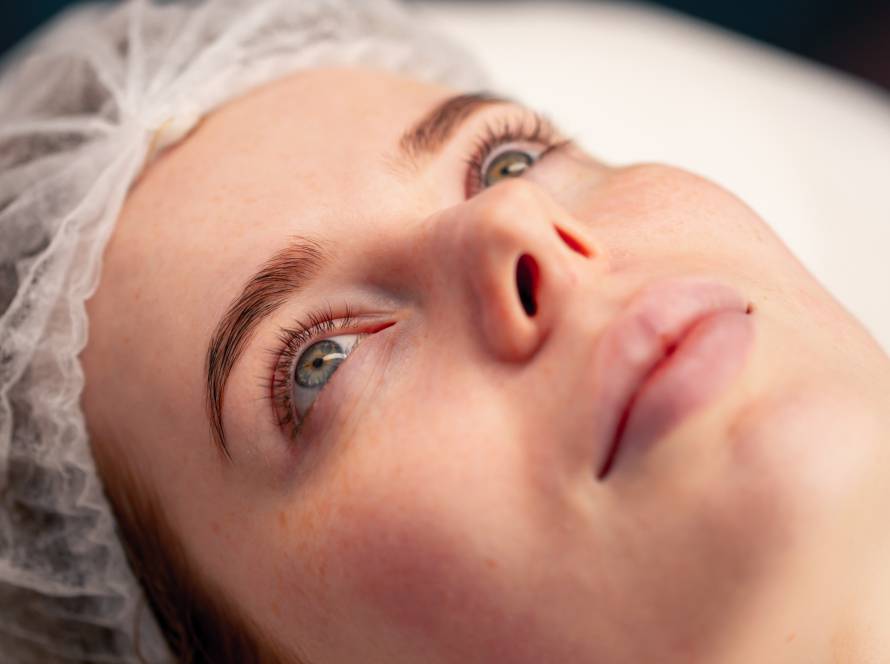 Foto de rostro de mujer tumbada en primer plano en consulta para su rinoplastia recuperación