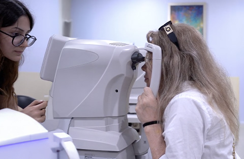 Patient undergoing pre-op eye examination before eye surgery in Turkey, guided by ophthalmology specialist