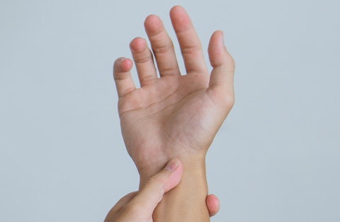 Hand with extended finger showing symptoms of trigger finger, illustrating need for surgical treatment in Turkey