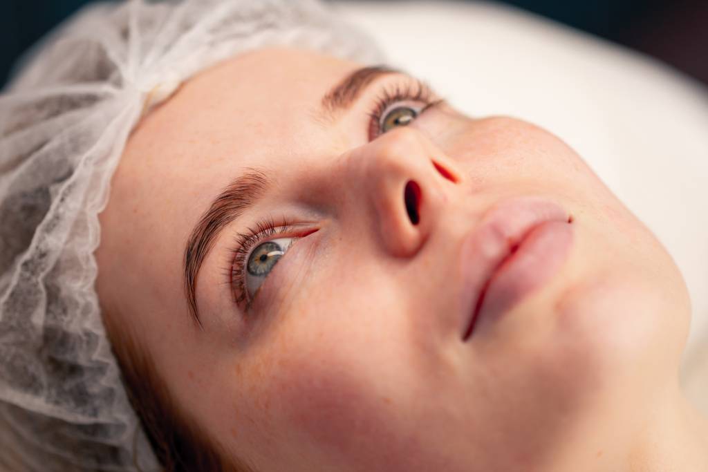 Immagine ravvicinata del volto di una donna prima di una settoplastica.