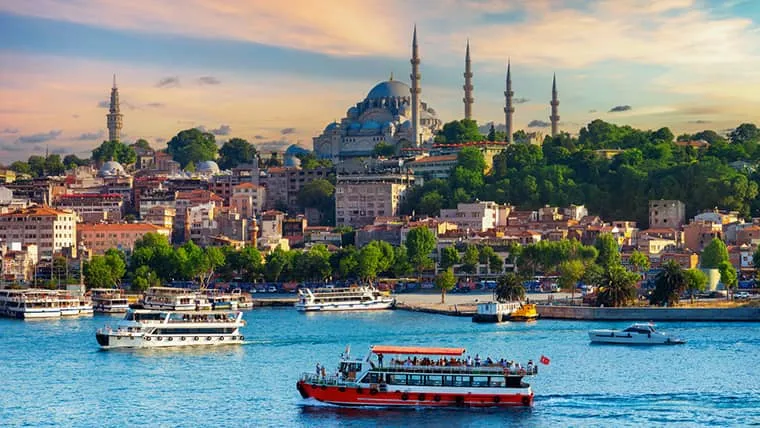 Paesaggio della città vecchia di Istanbul dal mare